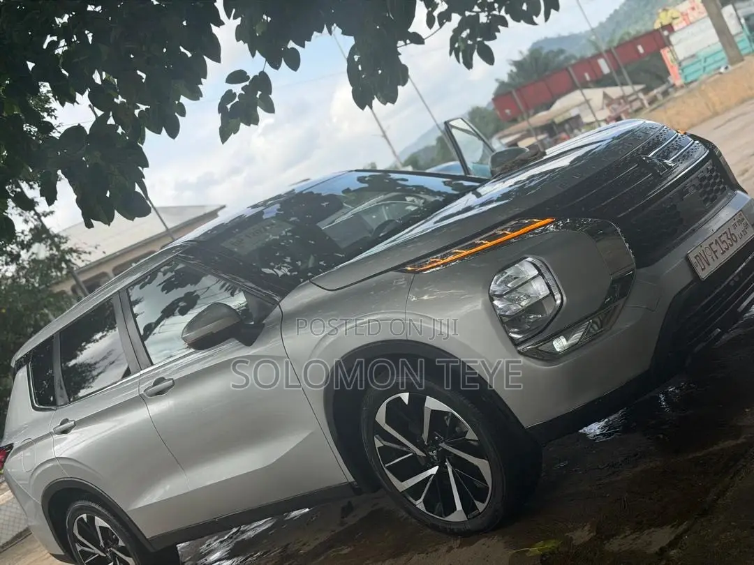 Mitsubishi Outlander 2022 Gray