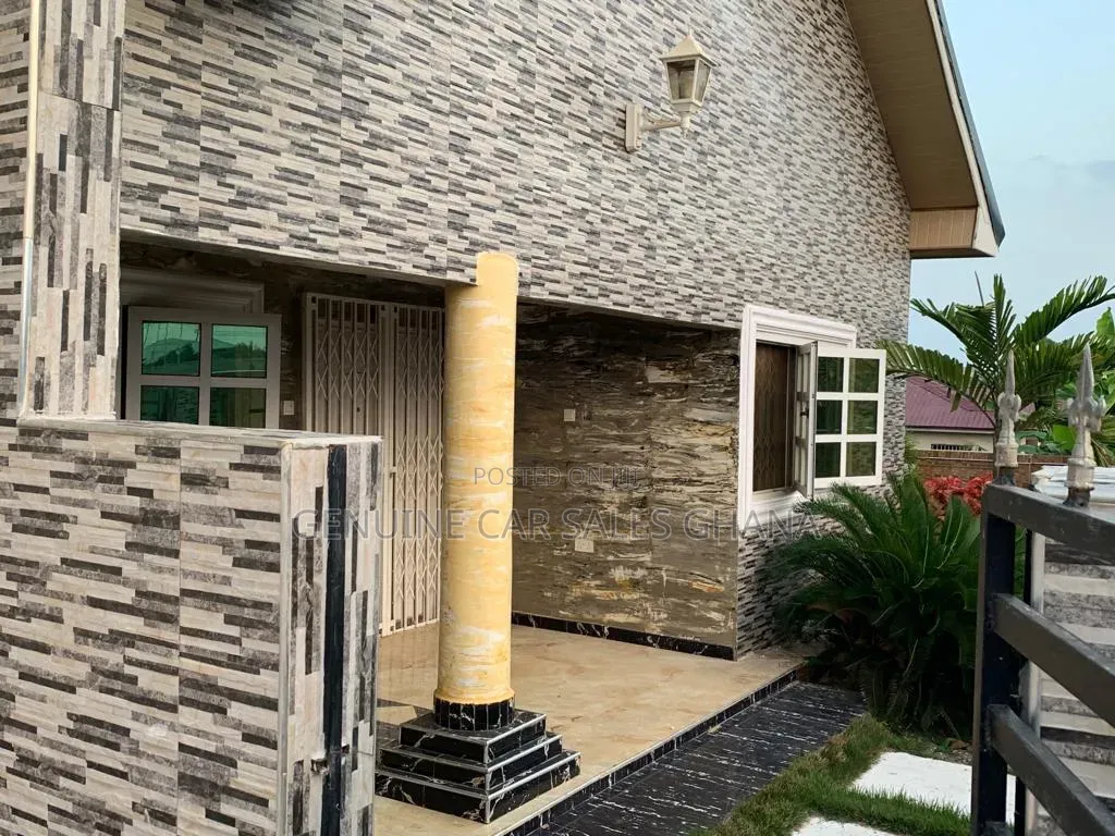 6bdrm Block of Flats in Apowa Estate, Takoradi for sale