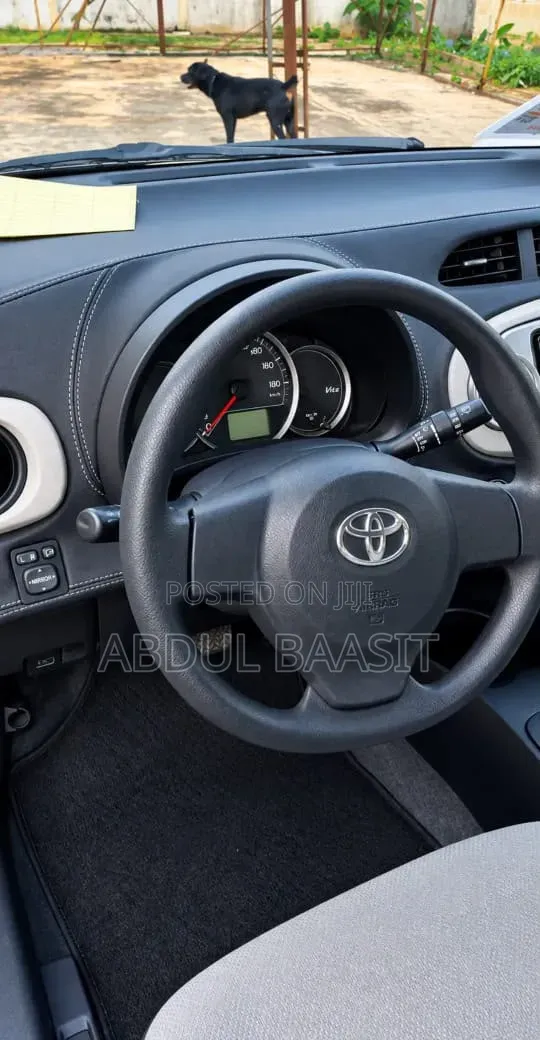 Toyota Vitz 1.3 FWD 5dr 2012 Black