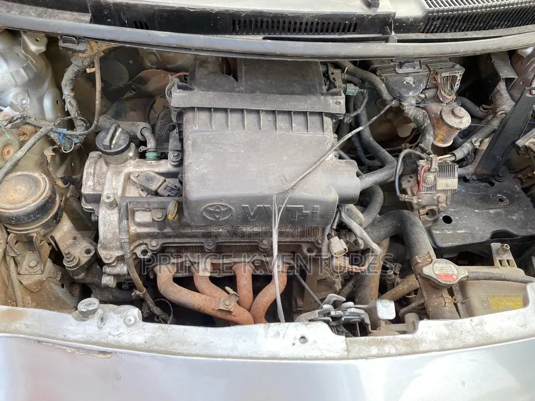 Toyota Vitz 2010 Silver