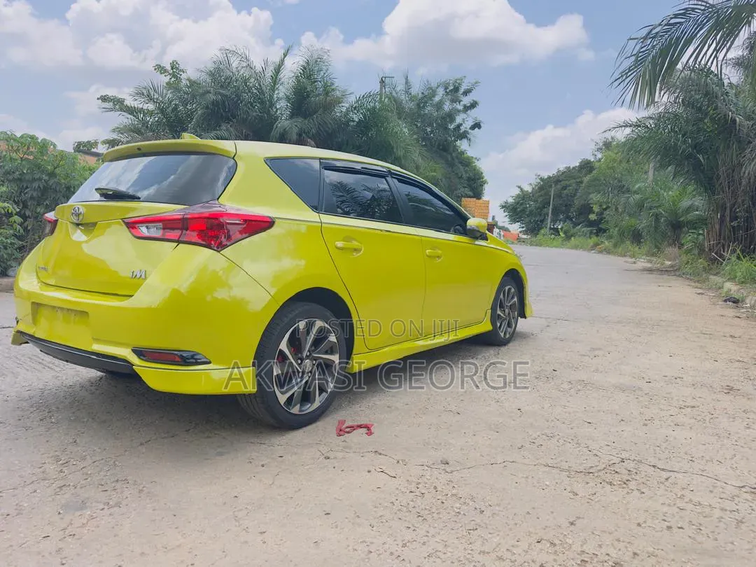 Toyota Corolla SE Special Edition 4dr Sedan (1.8L 4cyl CVT) 2017 Yellow