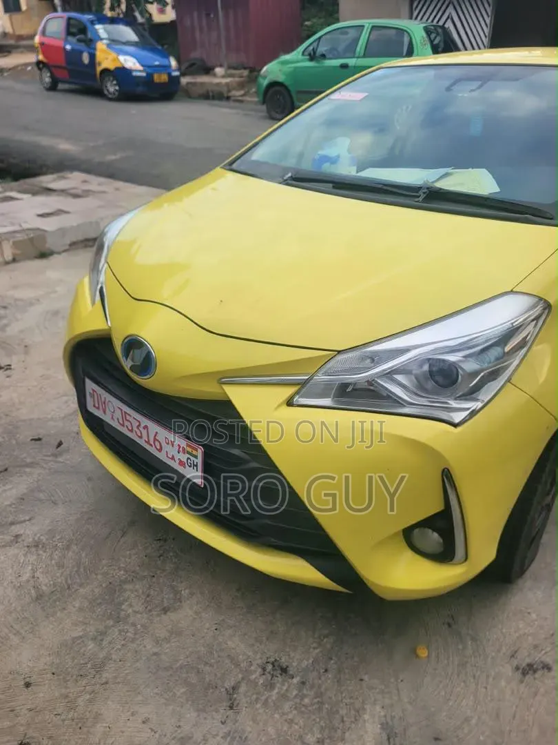 Toyota Vitz 2017 Yellow