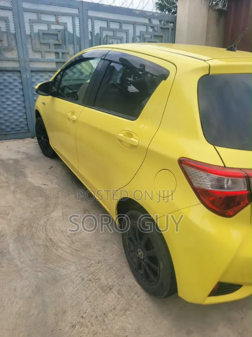 Toyota Vitz 2017 Yellow