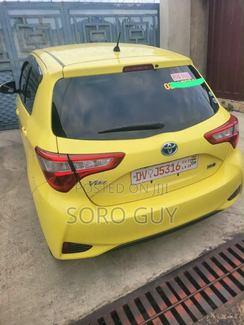 Toyota Vitz 2017 Yellow