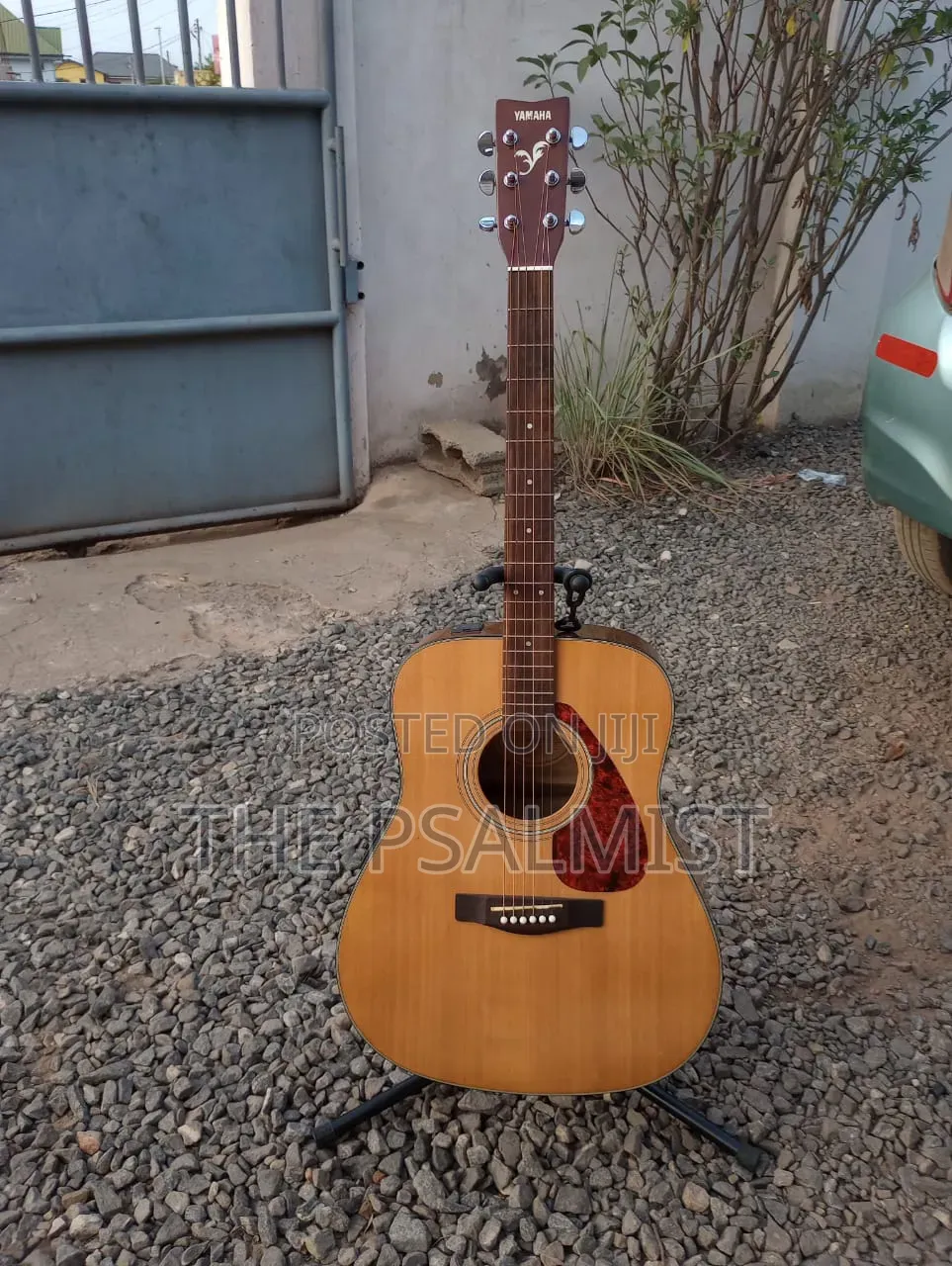 Yamaha Fx 325 Semi Acoustic Guitar
