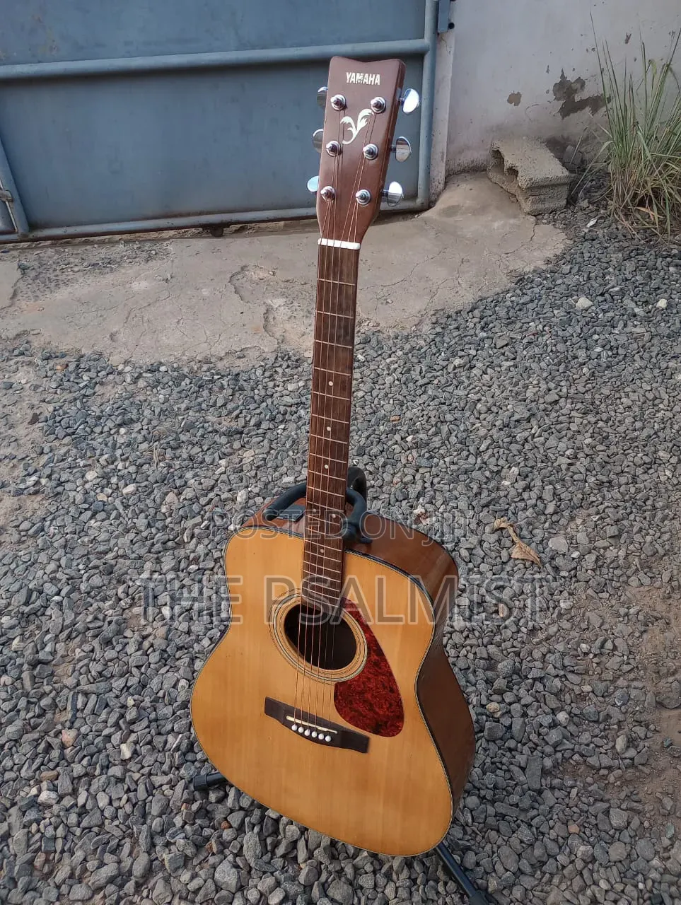 Yamaha Fx 325 Semi Acoustic Guitar