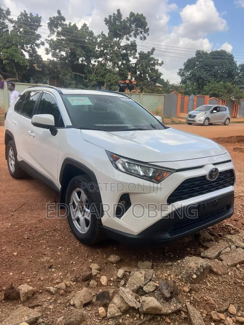 Toyota RAV4 XLE Premium 2021 White