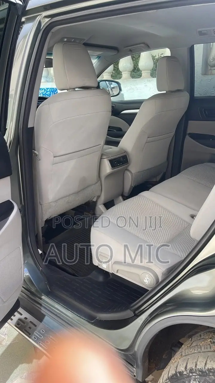 Toyota Highlander SE 4x4 V6 (3.5L 6cyl 8A) 2017 Gray