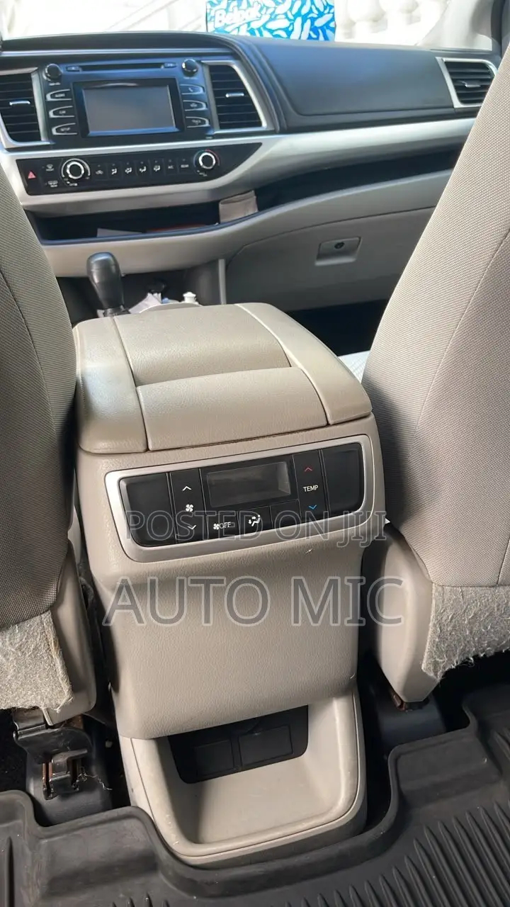 Toyota Highlander SE 4x4 V6 (3.5L 6cyl 8A) 2017 Gray