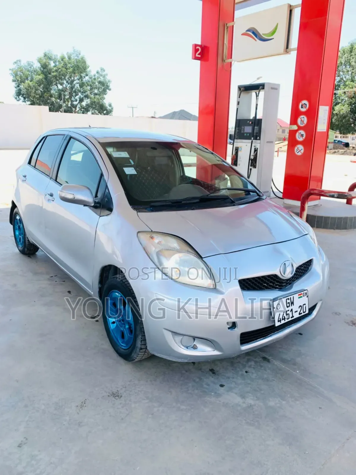 Toyota Vitz 2010 Silver