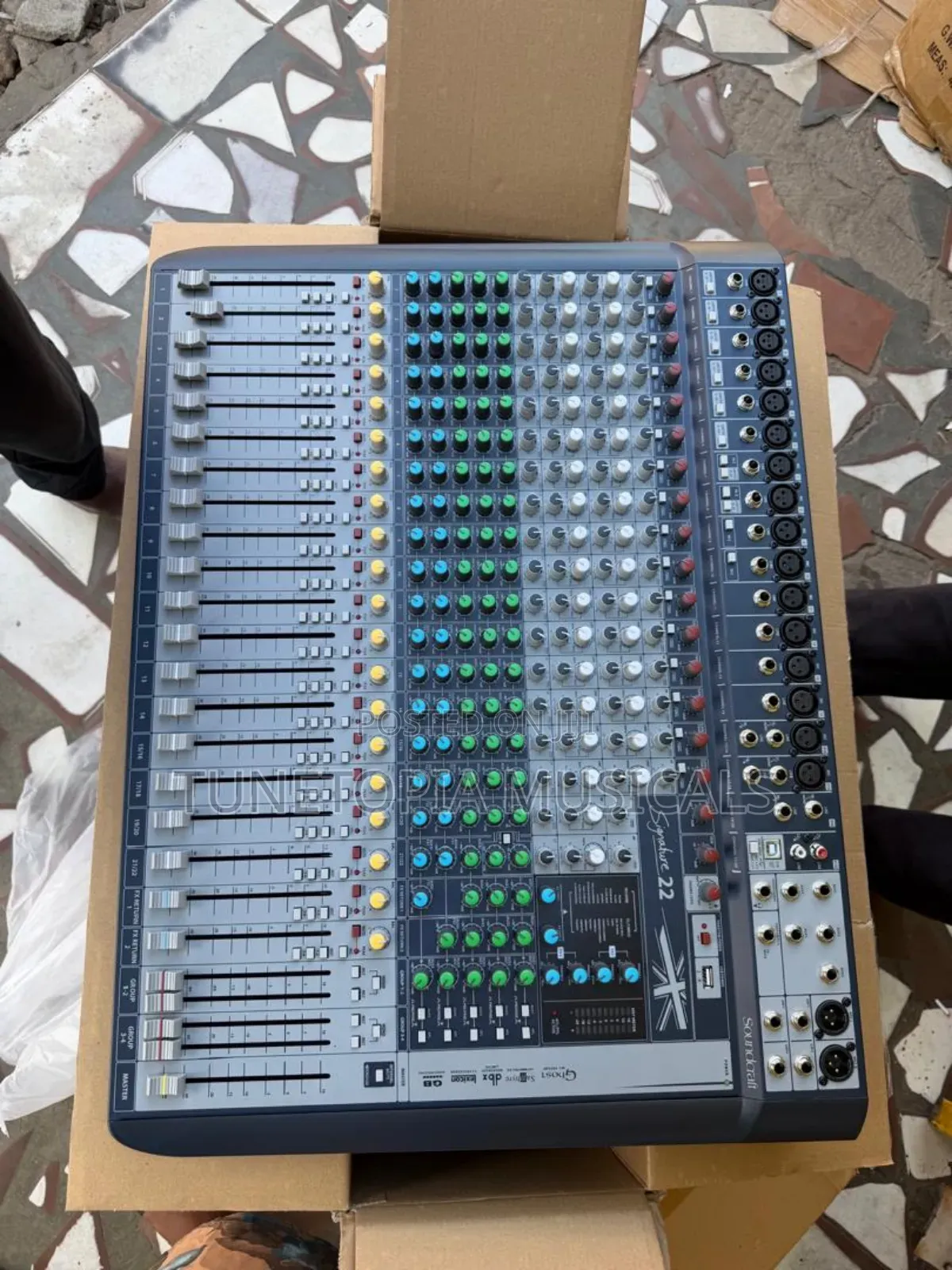 Soundcraft Signature 22 22-Input Small-Format Analog Mixer