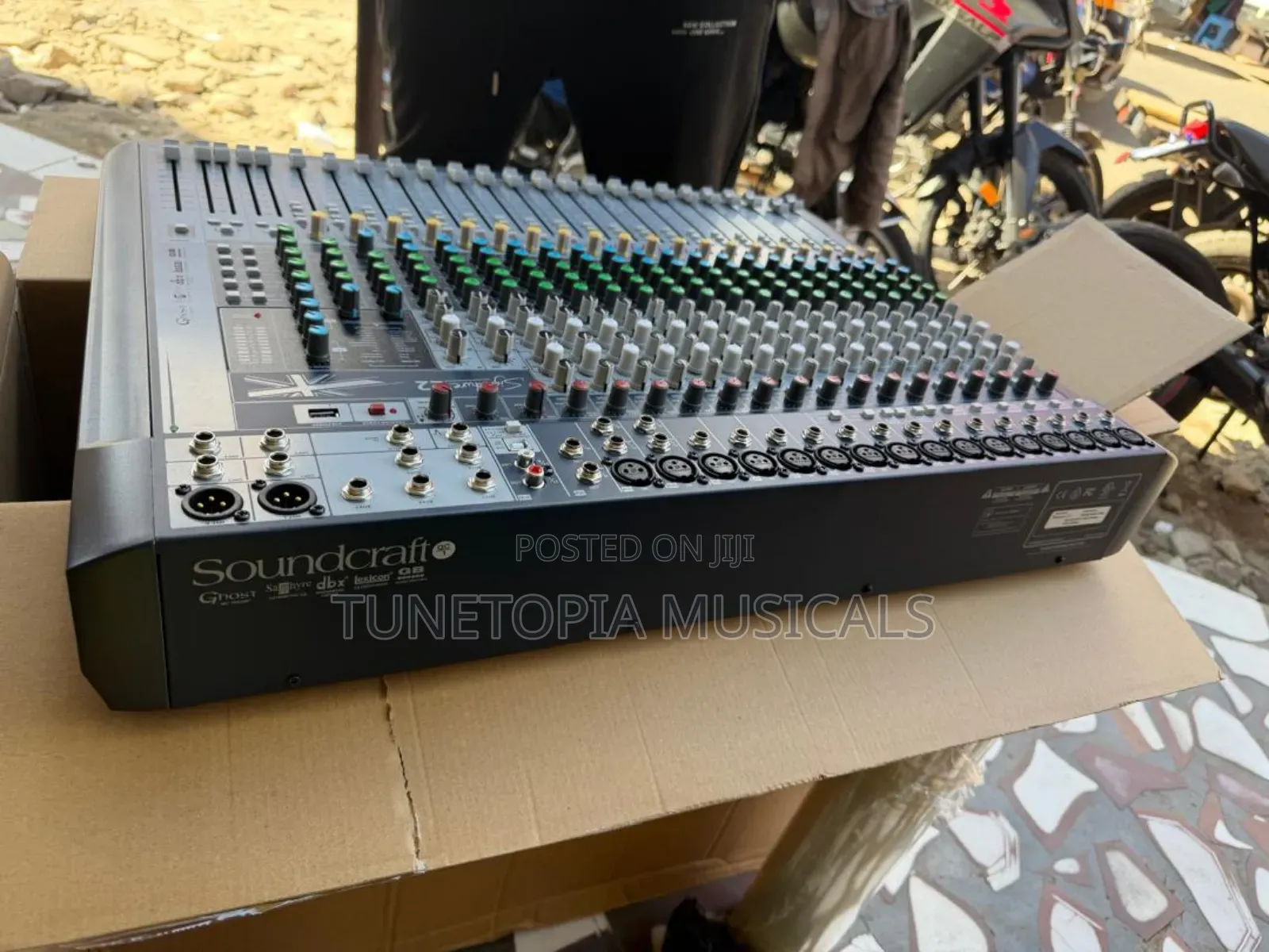 Soundcraft Signature 22 22-Input Small-Format Analog Mixer