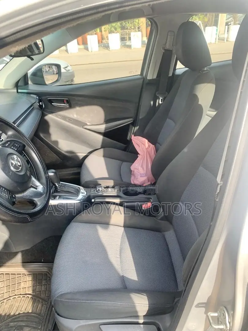 Toyota Yaris LE Hatchback 5dr 2017 Silver