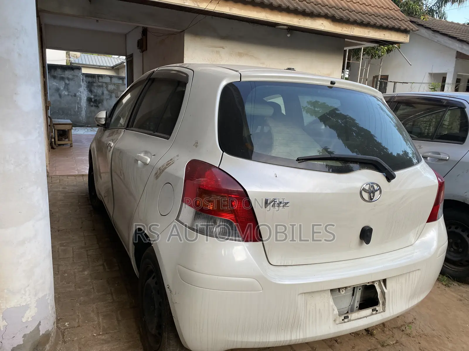 Toyota Vitz 2010 White