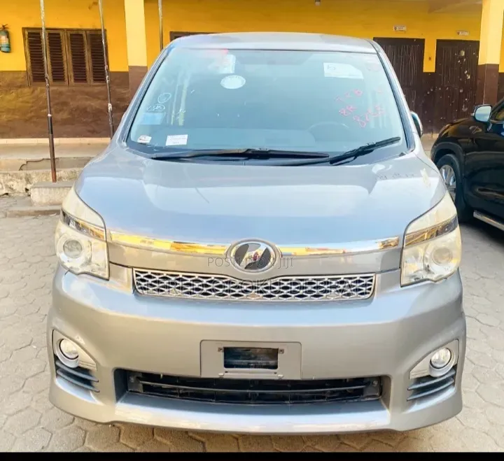 Toyota Voxy V 4WD 8-Seater 2013 Silver