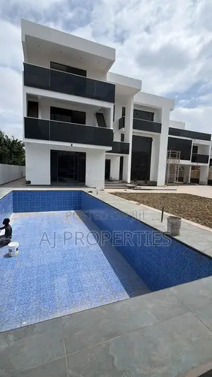 8bdrm House in East Legon for sale