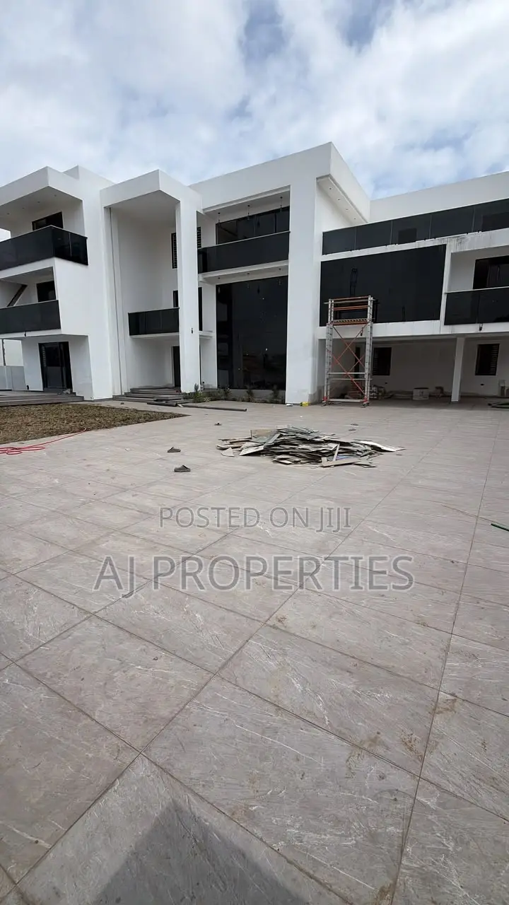 8bdrm House in East Legon for sale