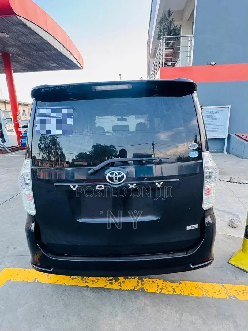 Toyota Voxy ZS Kirameki III 4WD 8-Seater 2012 Black