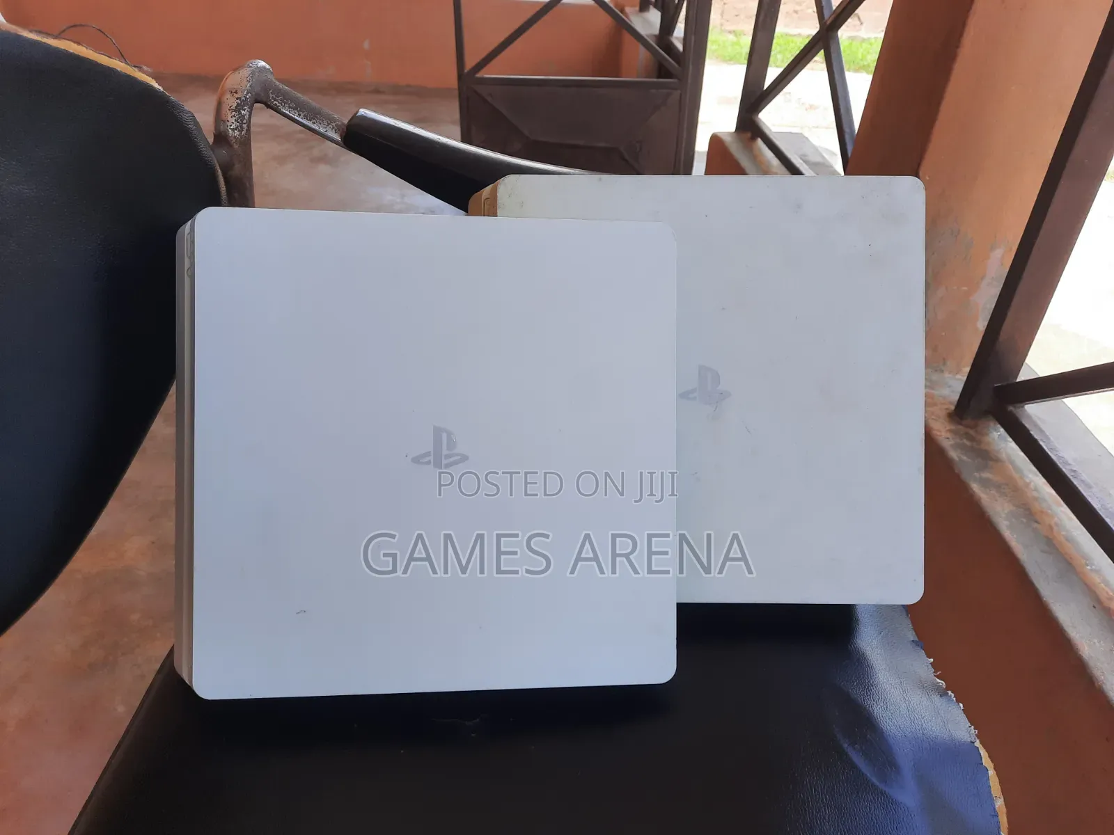 PS4 Slim Jailbreak + 8 Games and 2 Controllers
