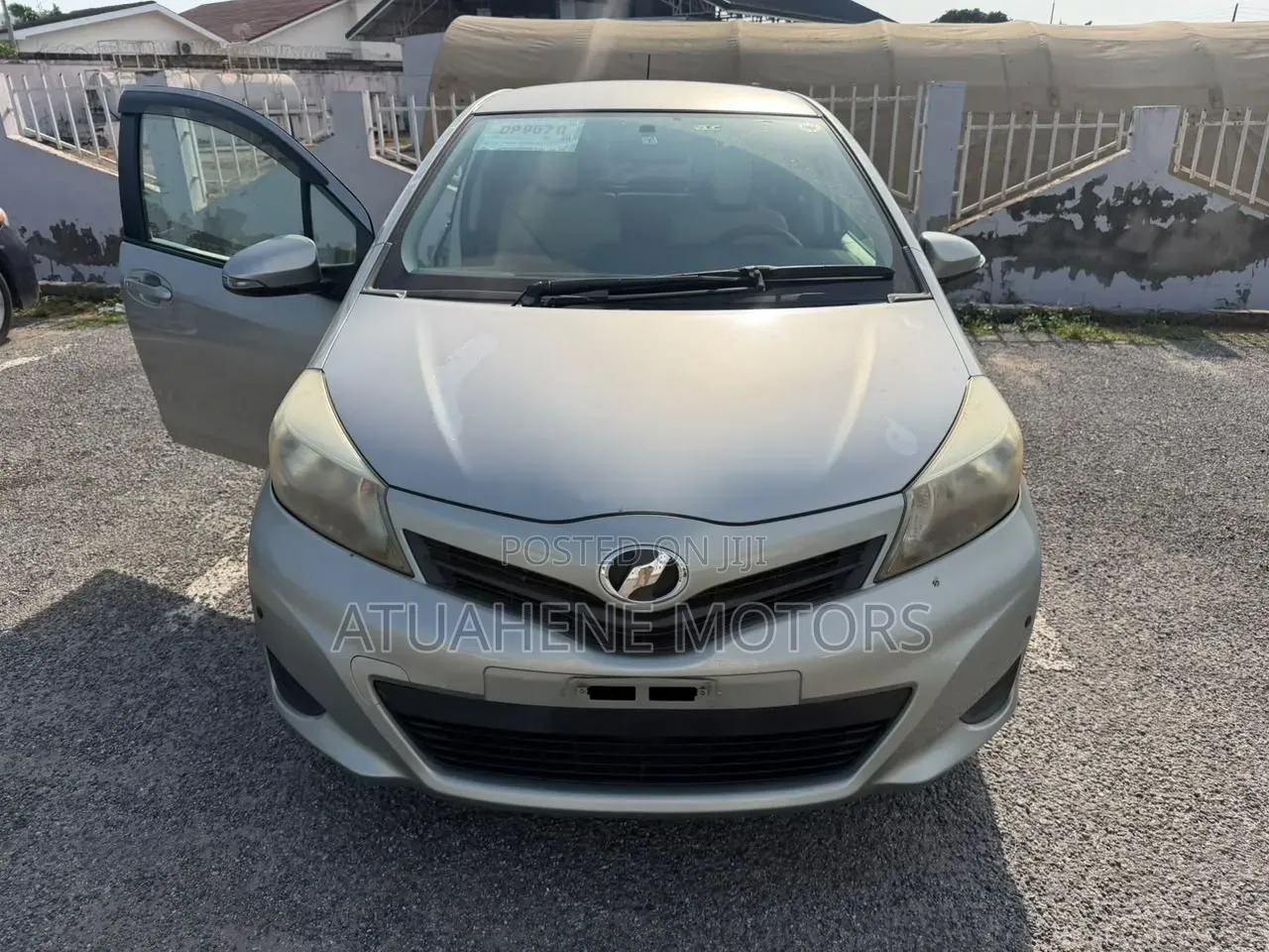 Toyota Vitz 2013 Silver