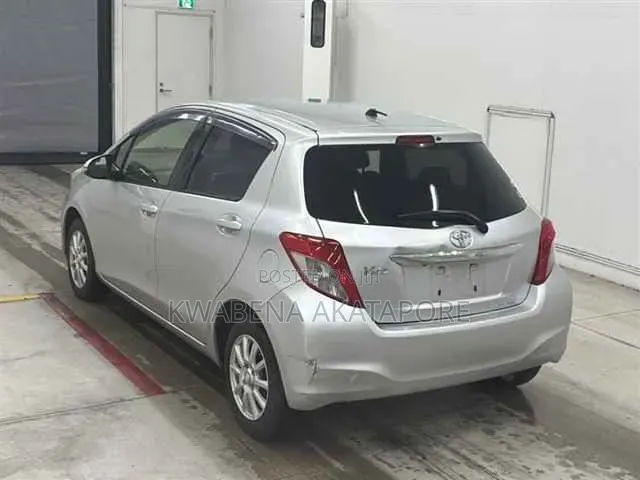 Toyota Vitz 1.3 FWD 5dr 2013 Silver