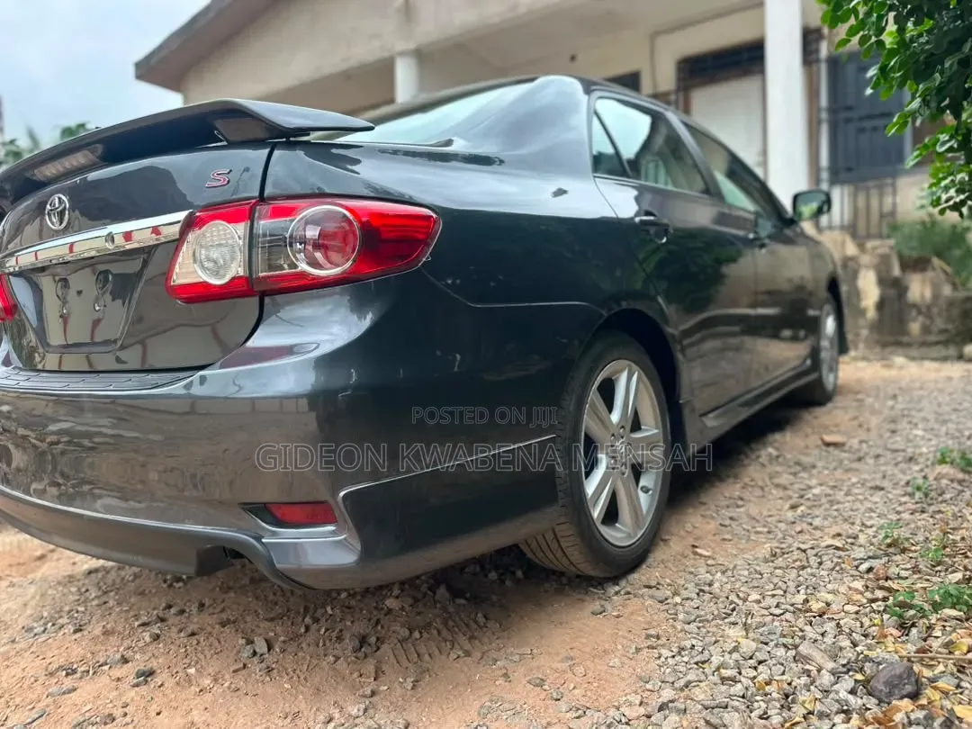 Toyota Corolla LE 4dr Sedan (1.8L 4cyl 4A) 2013 Gray