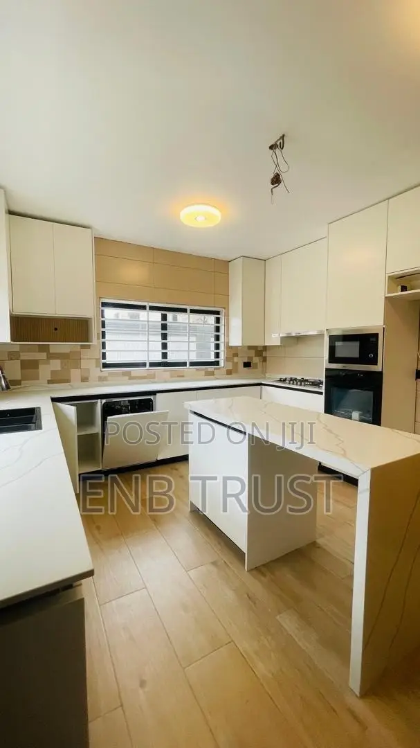 4bdrm Duplex in Canada, Olebu for sale