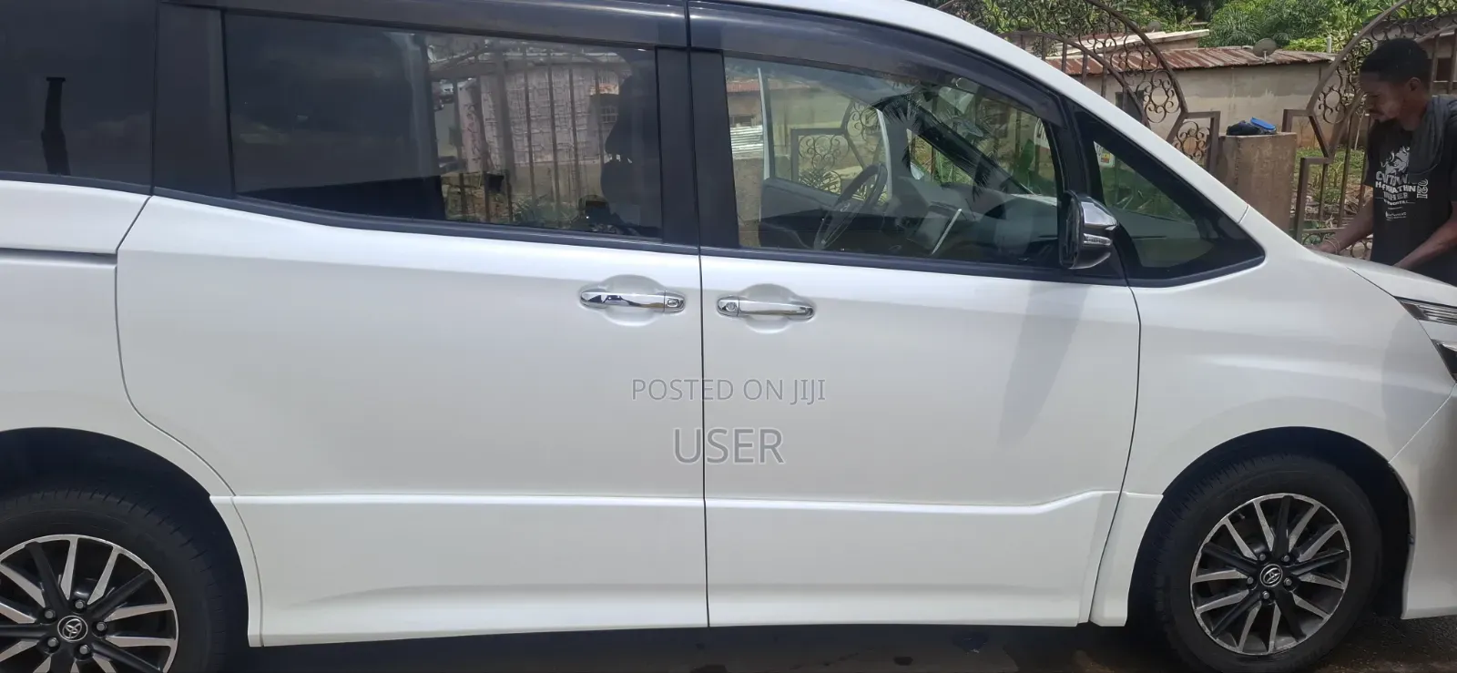 Toyota Voxy V 4WD 7-Seater 2015 Pearl