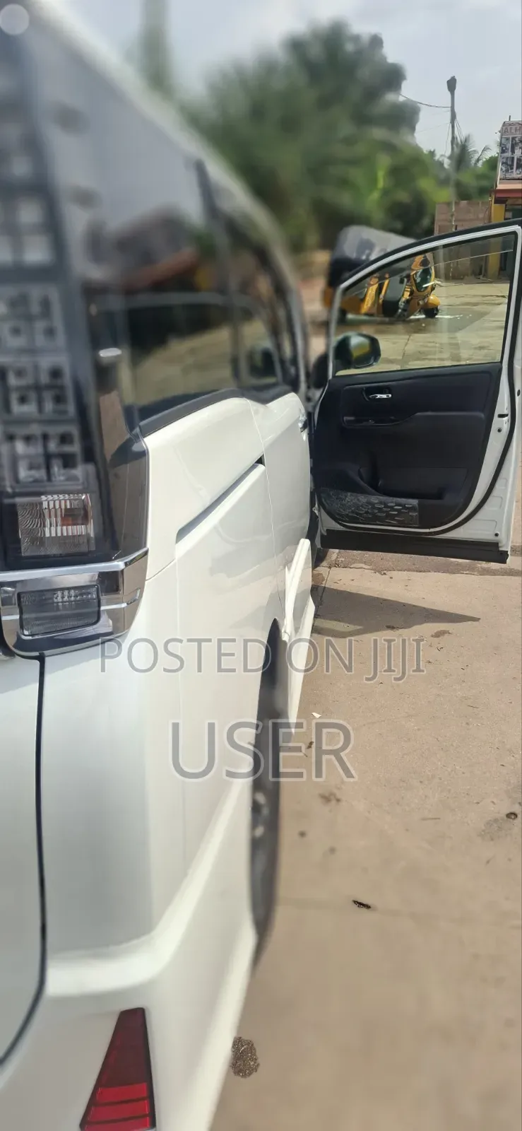 Toyota Voxy V 4WD 7-Seater 2015 Pearl