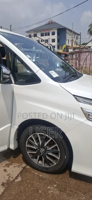 Toyota Voxy V 4WD 7-Seater 2015 Pearl