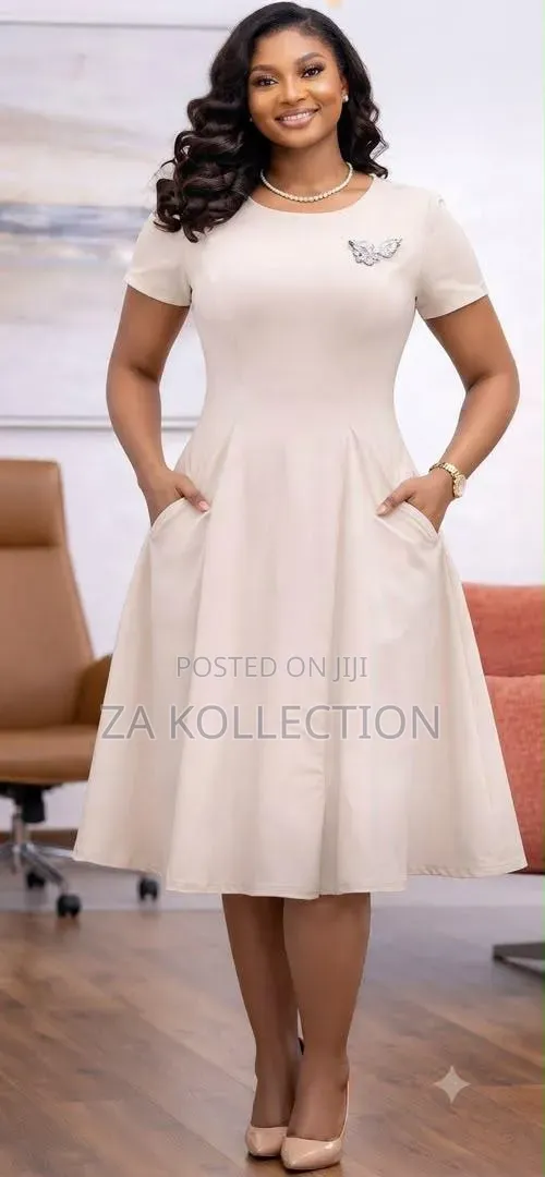 Pretty Ladies Dress With Flower Brooch