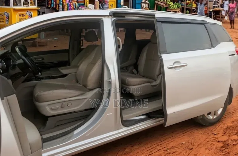 Kia Carnival 2016 Silver