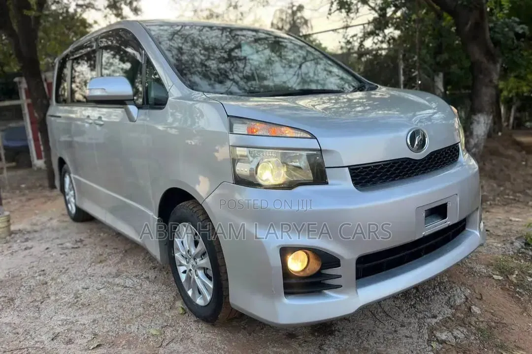 Toyota Voxy X 2WD 8-Seater 2012 Silver