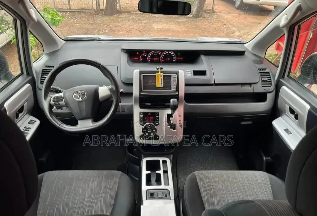 Toyota Voxy X 2WD 8-Seater 2012 Silver