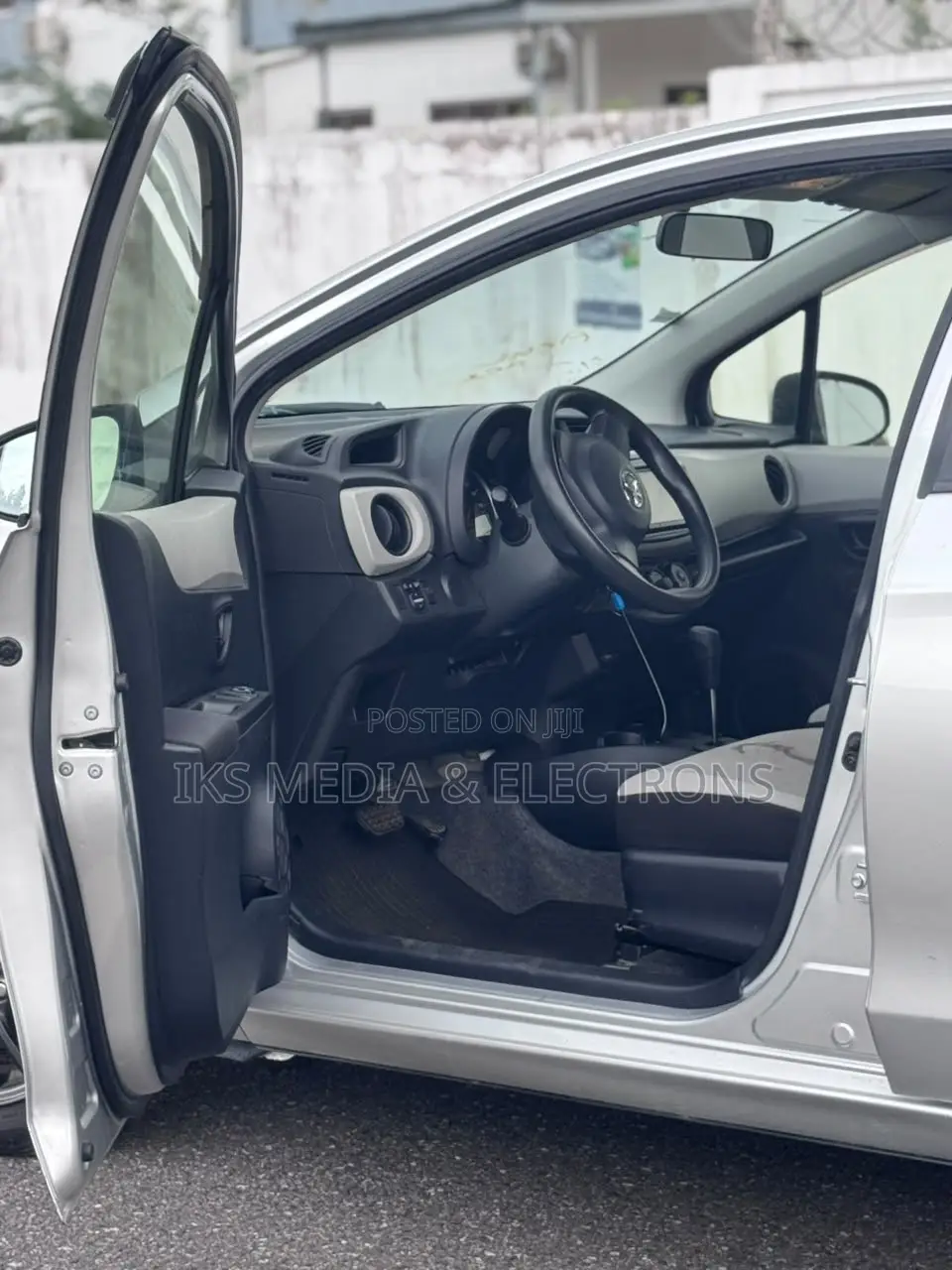 Toyota Vitz 2014 Silver