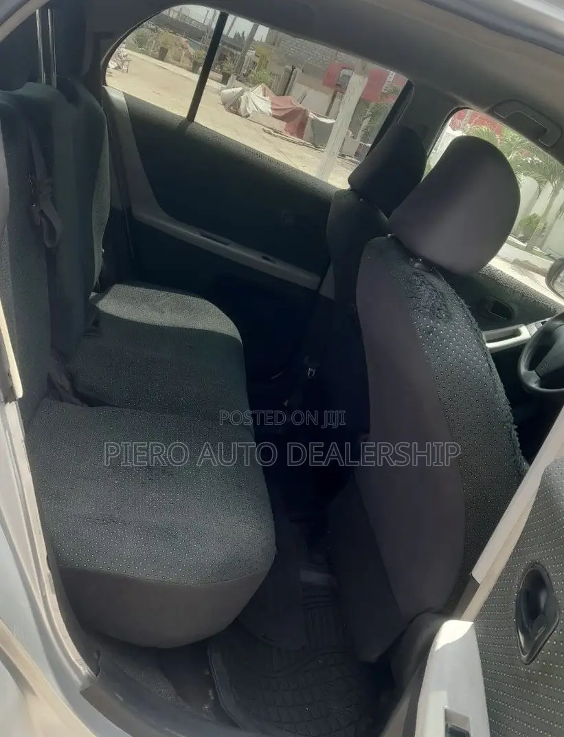 Toyota Vitz 2010 Silver