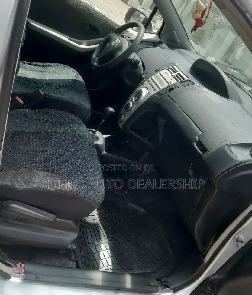 Toyota Vitz 2010 Silver