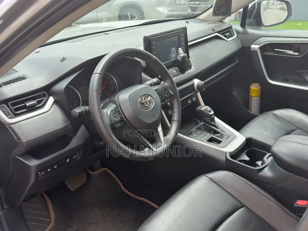 Toyota RAV4 XLE 2021 Silver