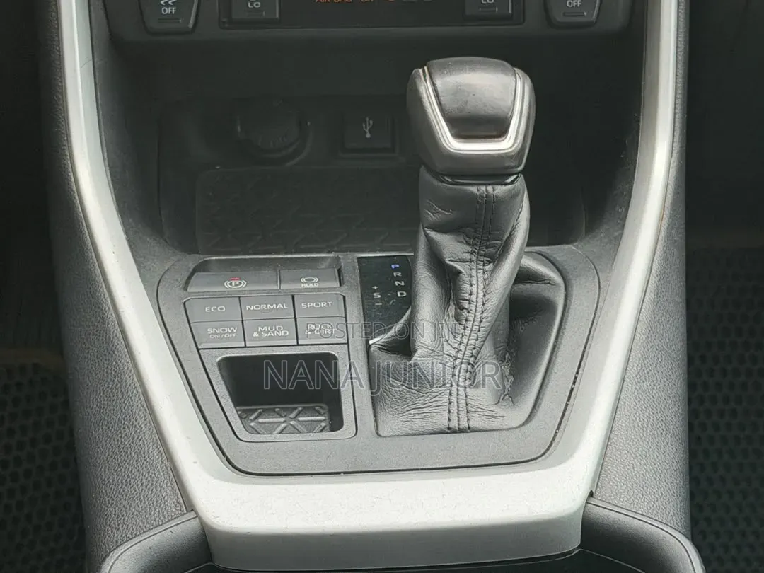 Toyota RAV4 XLE 2021 Silver