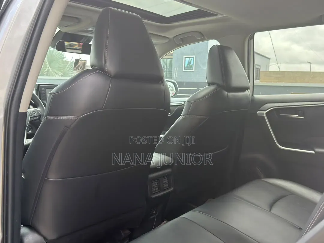 Toyota RAV4 XLE 2021 Silver