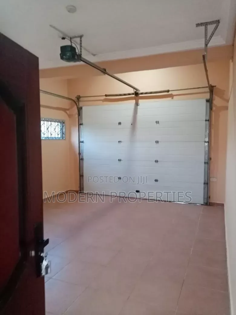 4bdrm House in Modern Properties, Sakumono for rent
