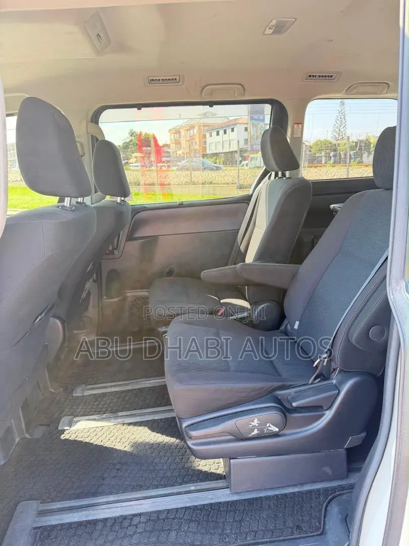 Toyota Voxy Hybrid V 2WD 7-Seater 2015 White