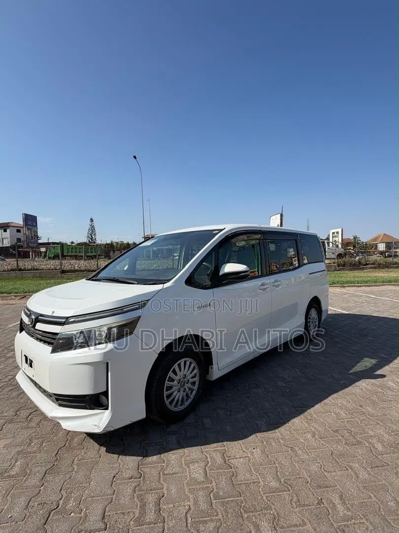 Toyota Voxy Hybrid V 2WD 7-Seater 2015 White