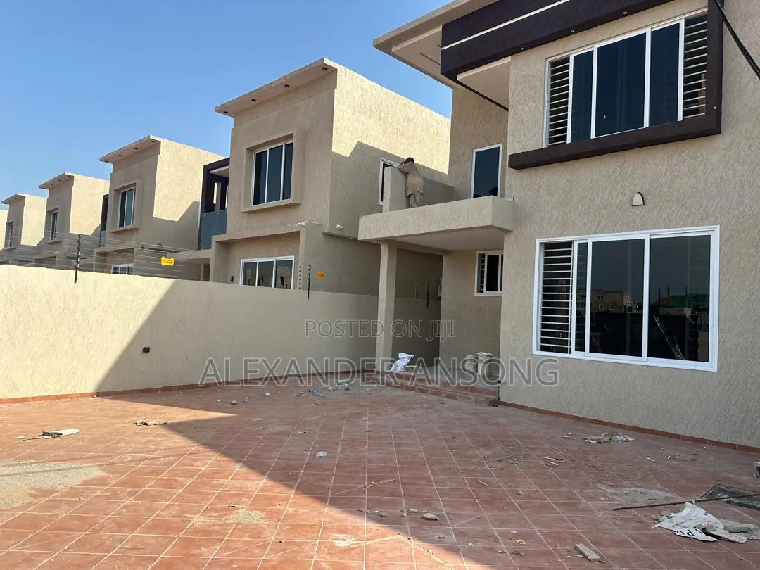4bdrm House in Lake Side for sale