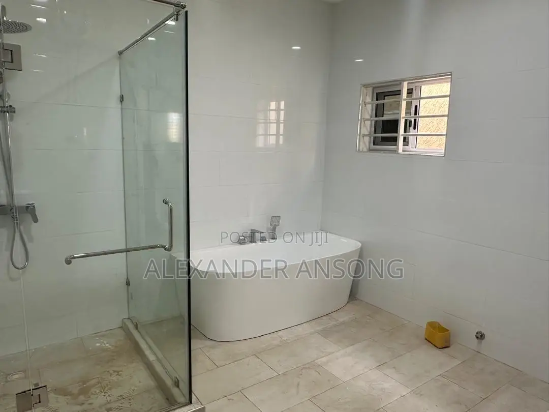 4bdrm House in Lake Side for sale