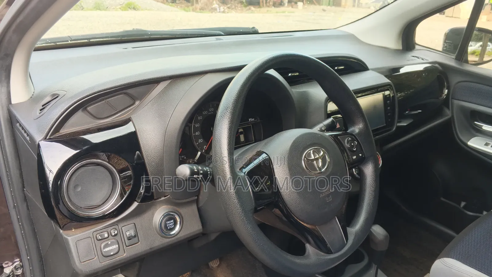 Toyota Vitz 1.3 FWD 5dr 2015 Purple