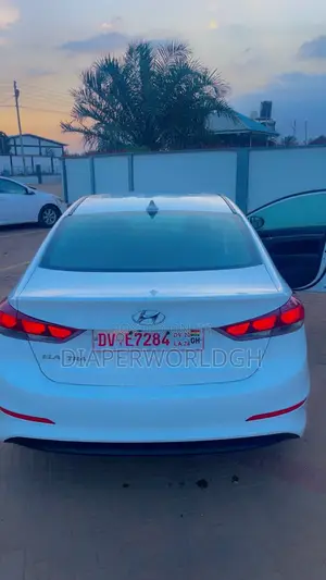 Hyundai Elantra SE Sedan FWD (2.0L 4cyl 6M) 2017 White