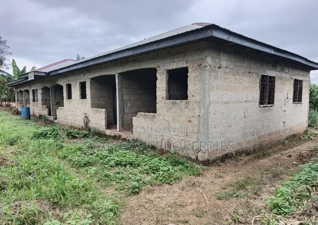 6bdrm Apartment in Ejisu Kubease. for sale
