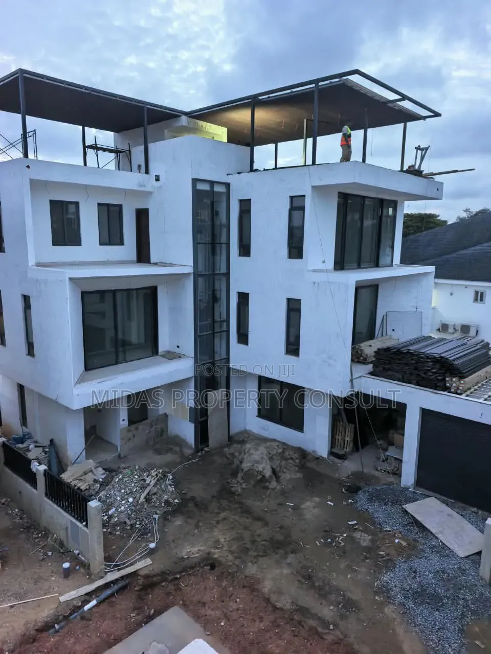 4bdrm Townhouse/Terrace in Dzorwulu Special for sale