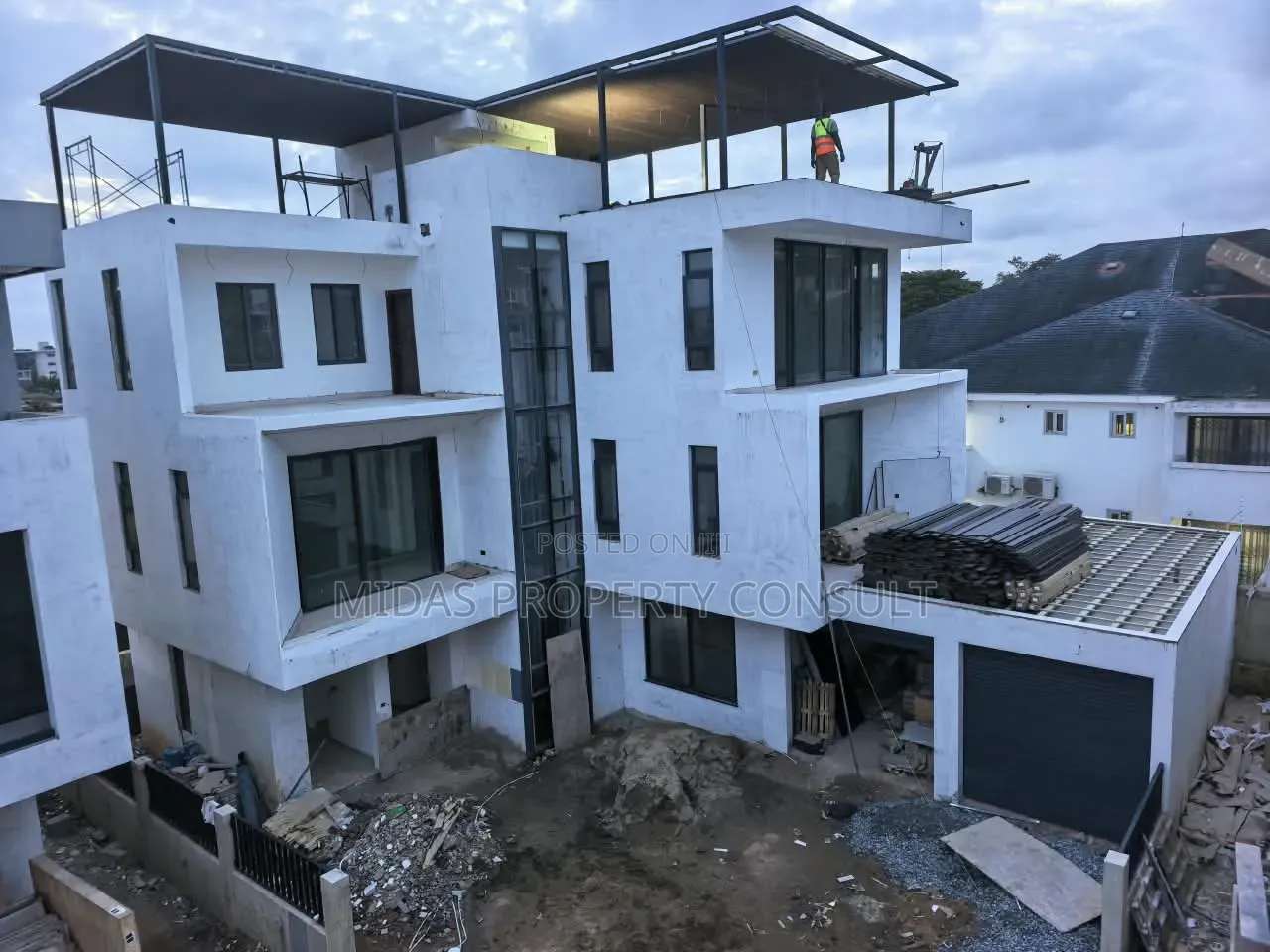 4bdrm Townhouse/Terrace in Dzorwulu Special for sale
